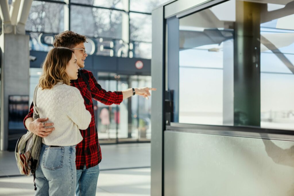 Pareja mirando pantalla